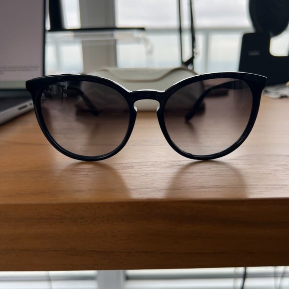 Valentino Sun Glasses - Picture 5 of 7